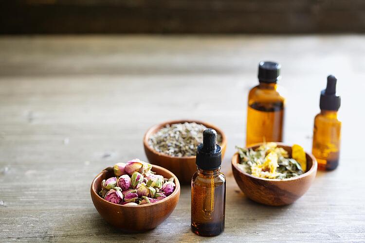 Aromatherapie mit getrockneten Kräutern und Ölen