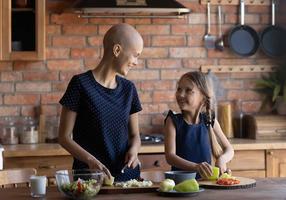 Krebskranke Mutter kocht mit ihrer Tochter.