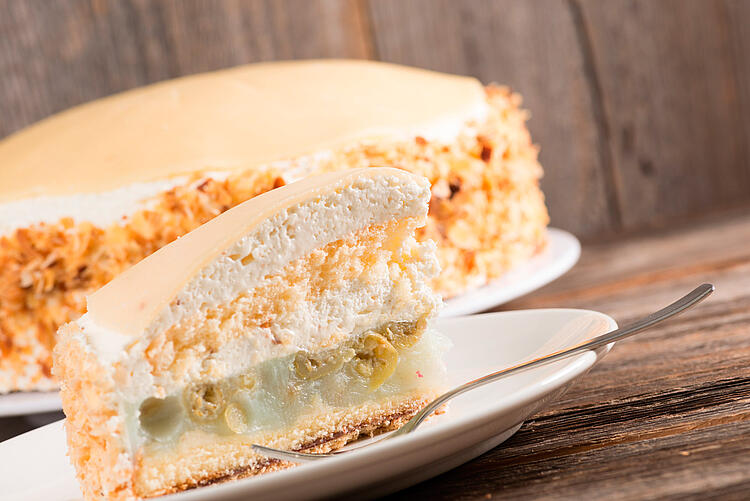 Stachelbeertorte mit Marzipan und Sahne-Quark-Füllung, Baiserhaube und Mandelblättchen.