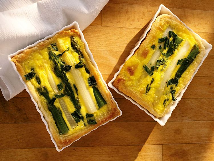 Bärlauchtarte mit Spargel. - Bildnachweis: © wdv / Michael Himpel Bärlauchtarte mit Spargel.