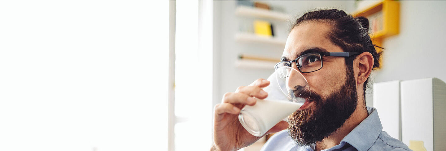 Mann trinkt ein Glas Milch