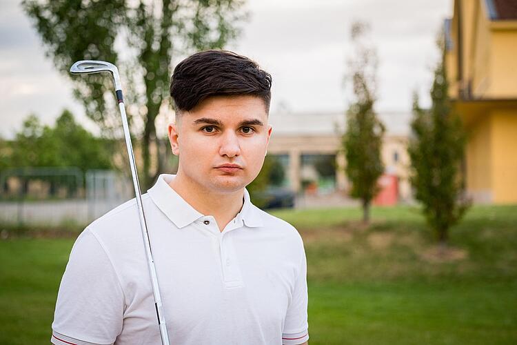 Jugendlicher spielt Golf