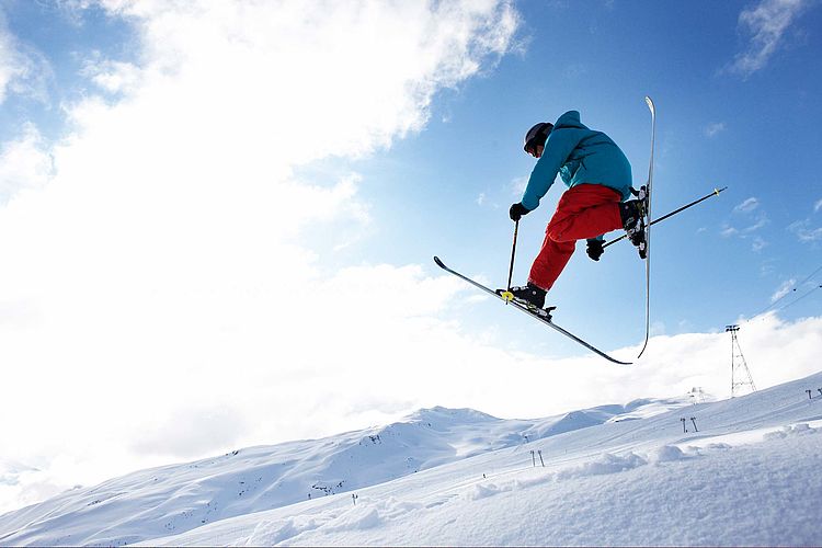 Bildnachweis: © wdv / Bernhard Rüttger Skifahrer in der Luft bei einem Sprung.