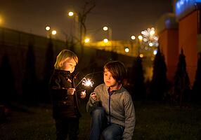 Kinder zünden an Silvester Wunderkerzen an