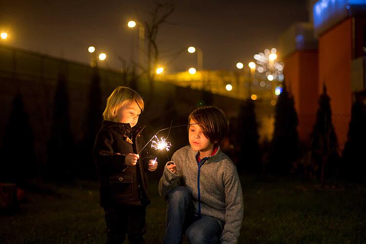 Kinder zünden an Silvester Wunderkerzen an