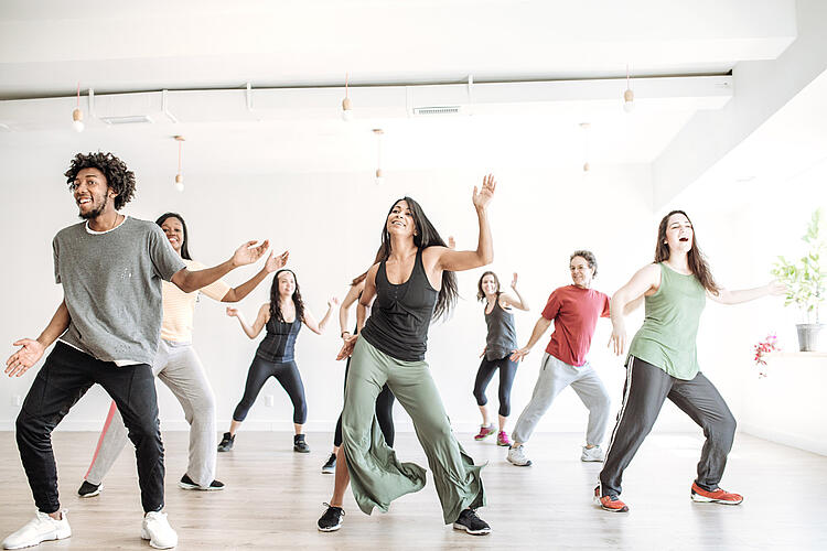 Gruppe beim Zumbatraining.