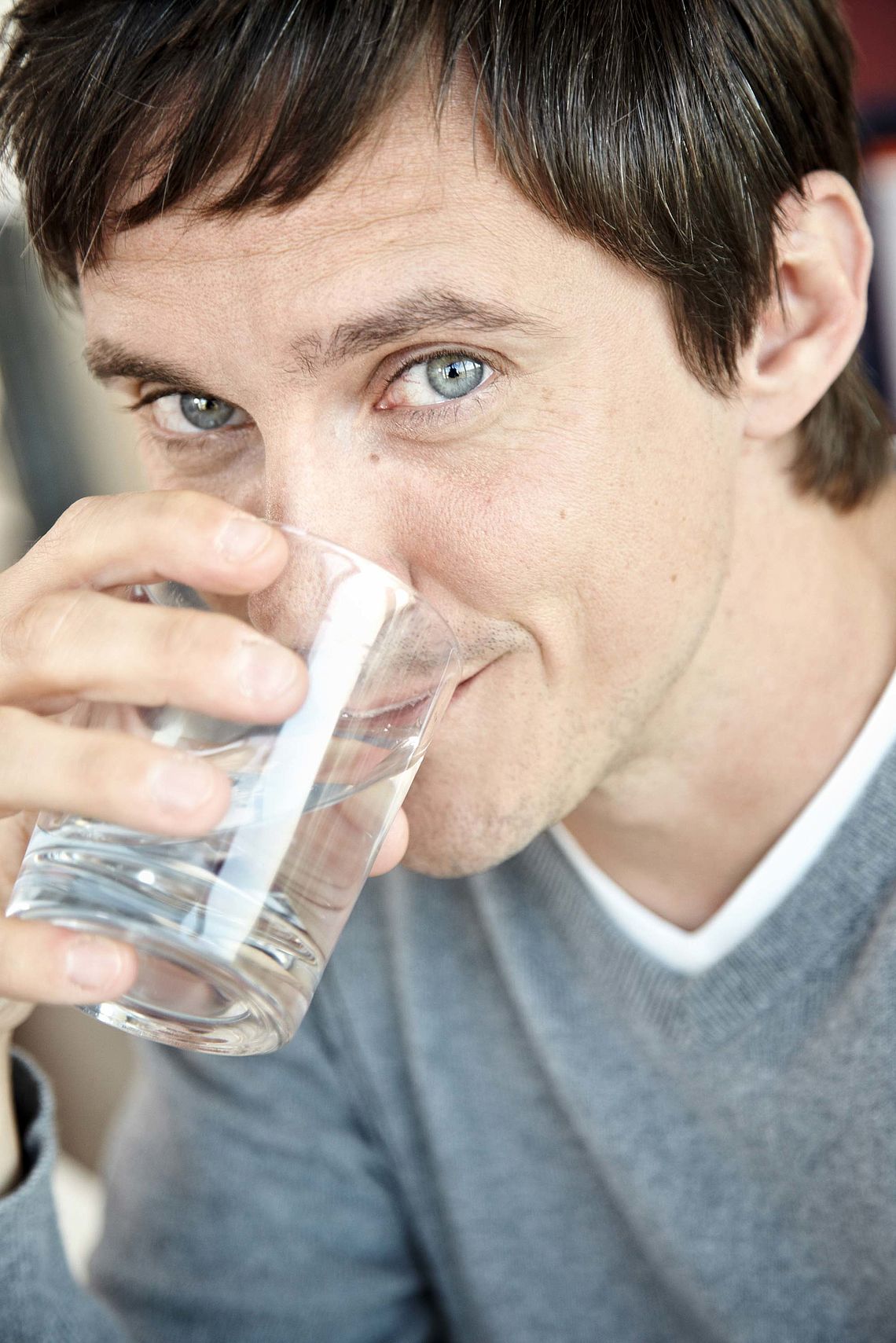 Bildnachweis: © wdv / Jan Lauer Ein Mann trinkt ein Glas Wasser.