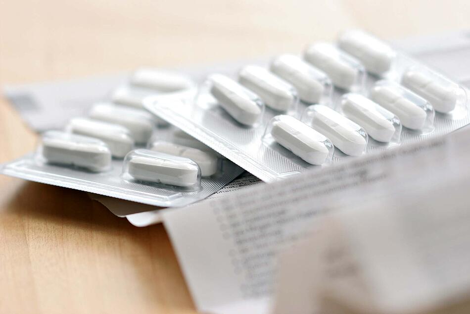 Weiße Tabletten in einer Blisterverpackung. - Bildnachweis: © wdv / Bernhard Rüttger Weiße Tabletten in einer Blisterverpackung.