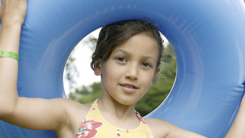 - Bildnachweis: © wdv / Alex Schwander Mädchen mit einem Schwimmreifen.