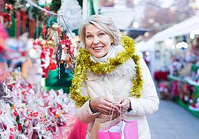 Frau kauft Weihnachtsdeko