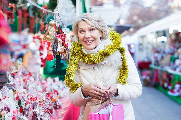 Frau kauft Weihnachtsdeko