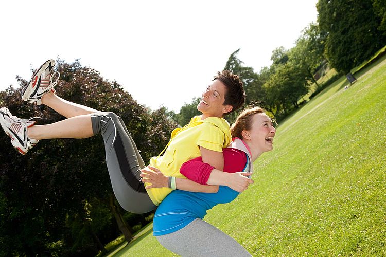 Zwei Frauen machen zusammen Fitnessübungen auf einer Wiese. - Bildnachweis: © wdv / Michael Völler Zwei Frauen machen zusammen Fitnessübungen auf einer Wiese.