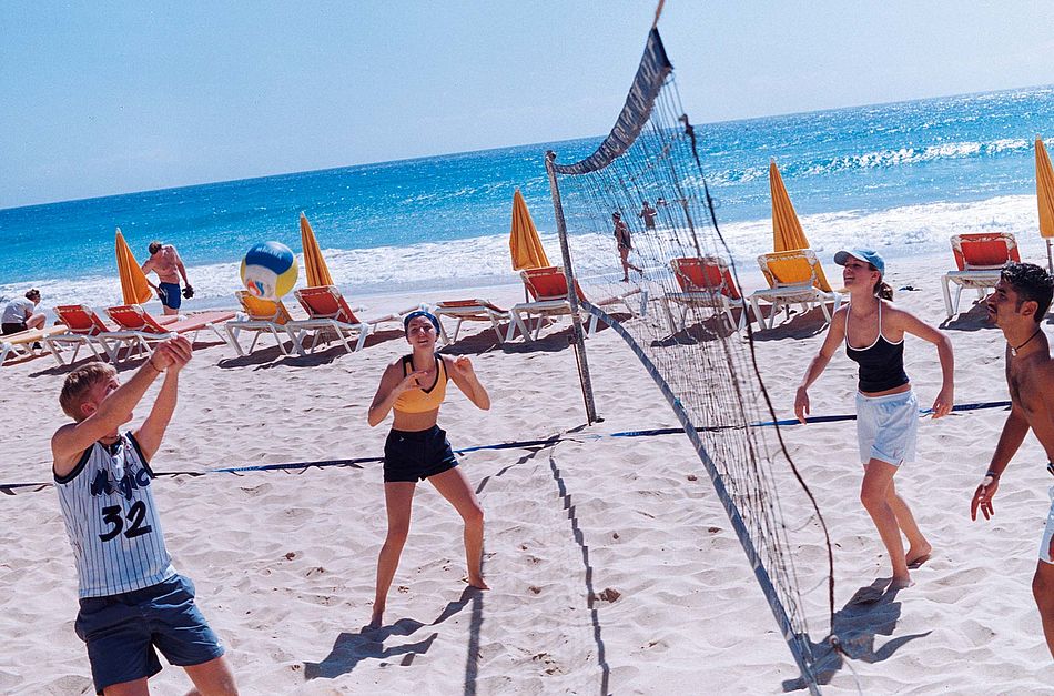 Gruppe junger Menschen an einem Strand spielt Beachvolleyball. - Bildnachweis: © wdv / Jan Lauer Gruppe junger Menschen an einem Strand spielt Beachvolleyball.