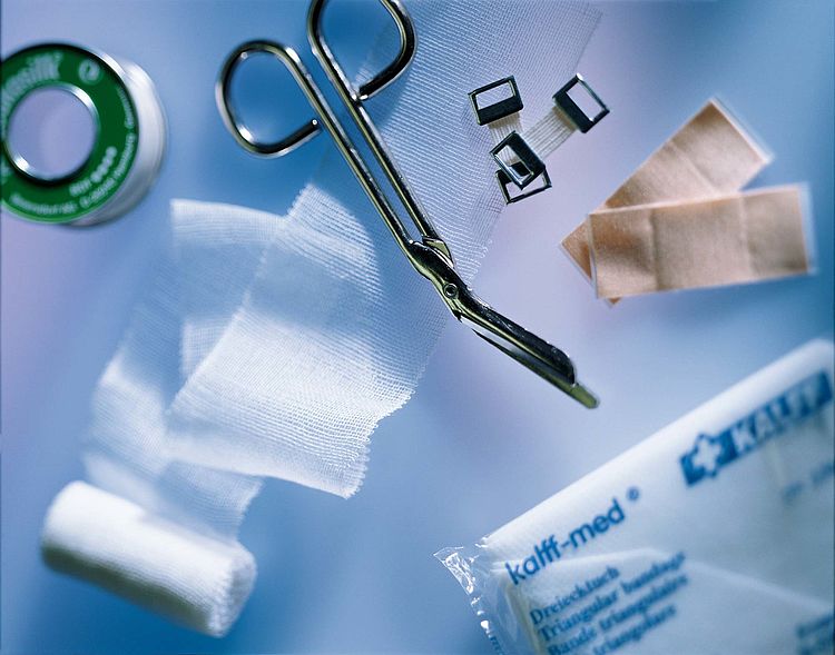 Schere, Verband und Pflaster. - Bildnachweis: © wdv / Bernhard Rüttger Schere, Verband und Pflaster.