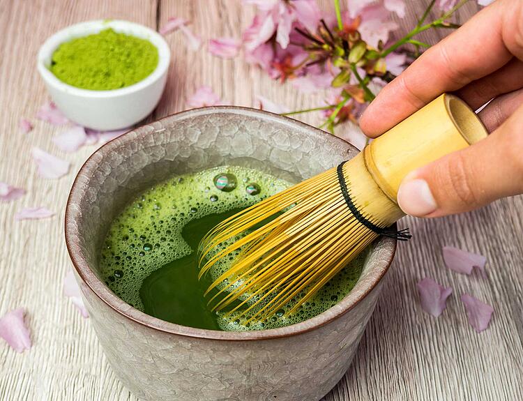 Zubereitung von grünem Matcha-Tee