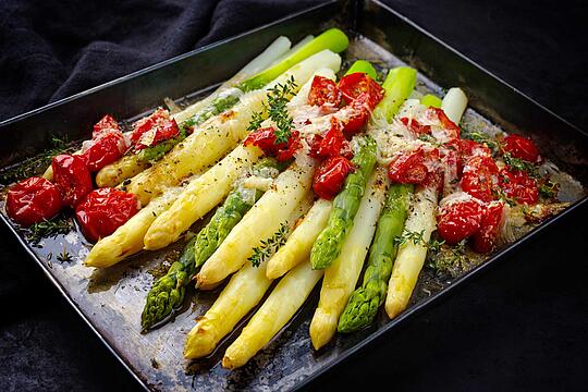 Gebackener Spargel mit Tomaten und Pesto