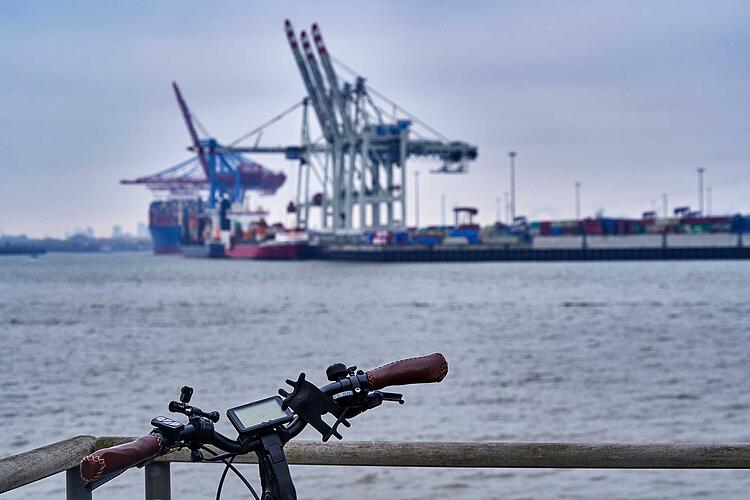 Blick auf einen Fahrradlenker, im Hintergrund der Hamburger Hafen
