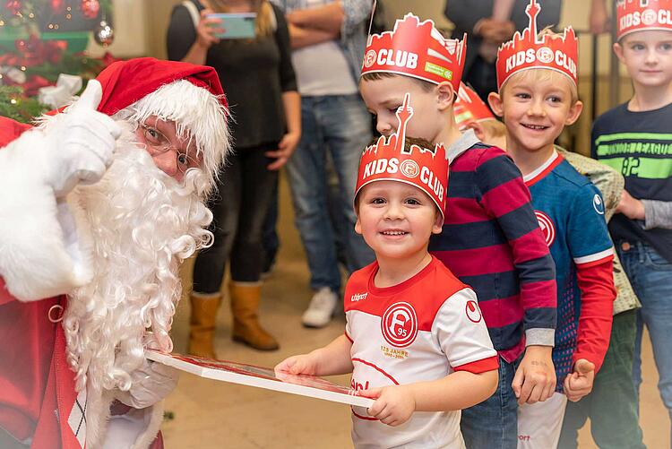 Weihnachtsmann Andreas Vogt mit Kindern von Fortuna Düsseldorf