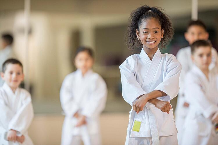 Eine Gruppe Kinder beim Karatetraining.