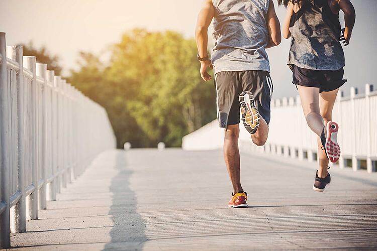 Zwei Jogger auf einer Brücke