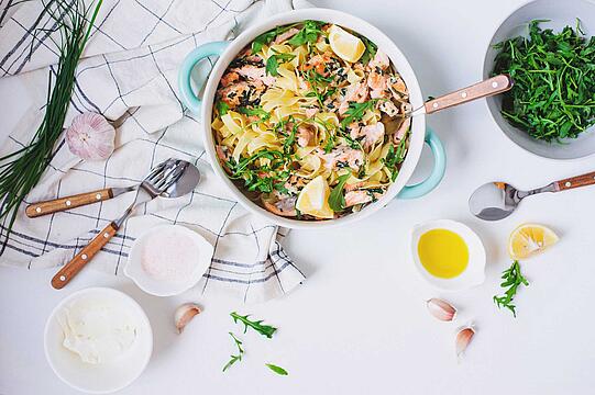 Walnuss-Linguine mit Lachs, Rucola und Parmesan