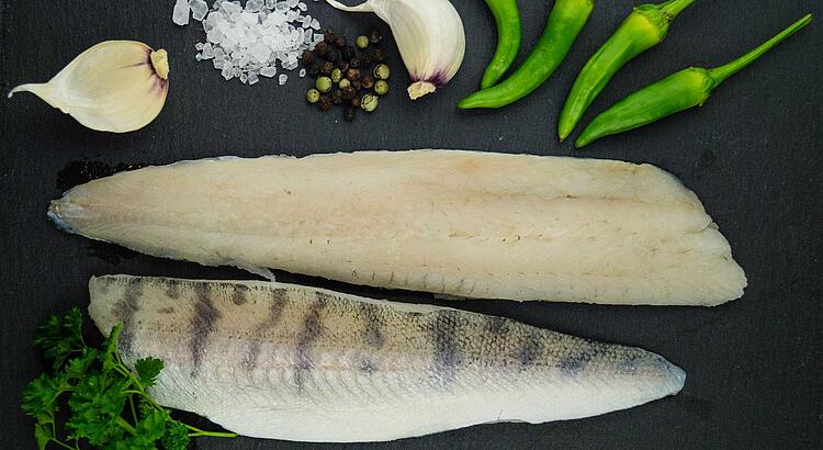 Bildnachweis: © istockphoto.com / Steidlinger Zanderfilet, daneben, Knoblauch, Salz, Pfeffer, Peperoni und Petersilie.
