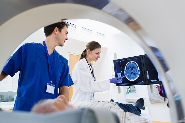 Ärzte erklären Patient einen CT Scan 