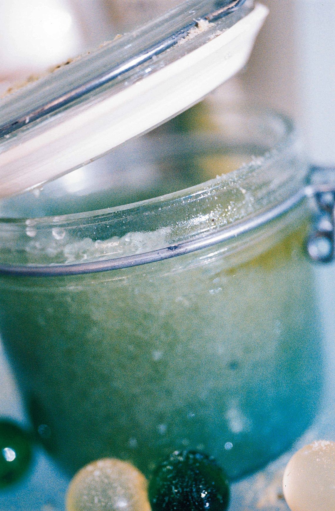 Badekugeln und Glas mit Badesalz. - Bildnachweis: © wdv / Mathias Stalter Badekugeln und Glas mit Badesalz.