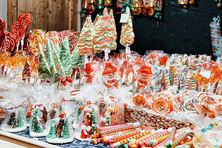 Stand auf einem Weihnachtsmarkt mit Süßigkeiten