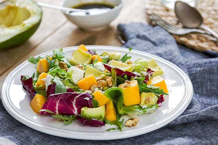 Mangosalat mit Radicchio, Rukola und Avokado. 