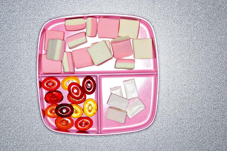 Süßigkeiten auf einen rosa Teller.