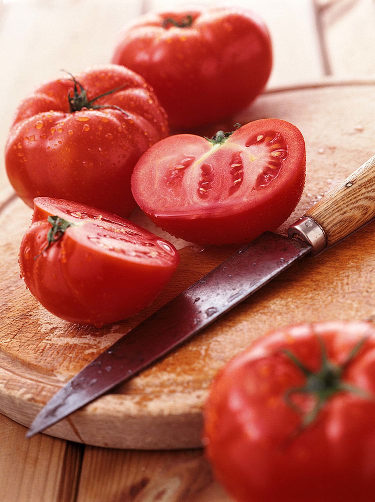 Fleischtomaten und ein Messer auf einem Holzbrett. - Bildnachweis: © wdv / Jan Lauer Fleischtomaten und ein Messer auf einem Holzbrett.