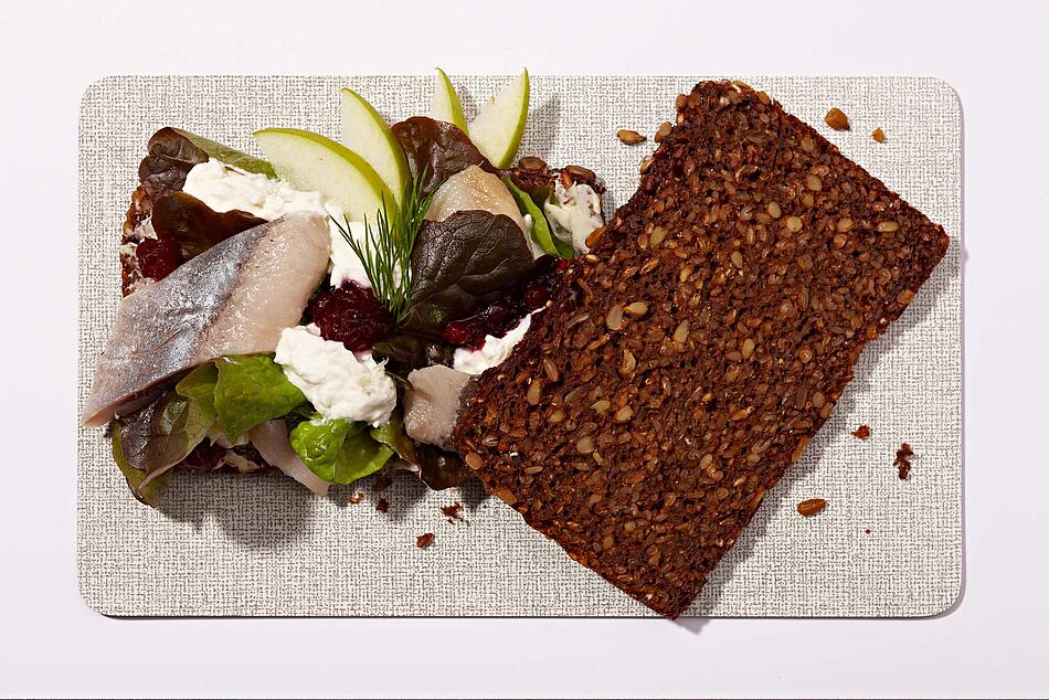 Eine Scheibe Vollkornbrot, daneben Salat, Frischkäse und Fisch. - Bildnachweis: © wdv / Jan Lauer Eine Scheibe Vollkornbrot, daneben Salat, Frischkäse und Fisch.