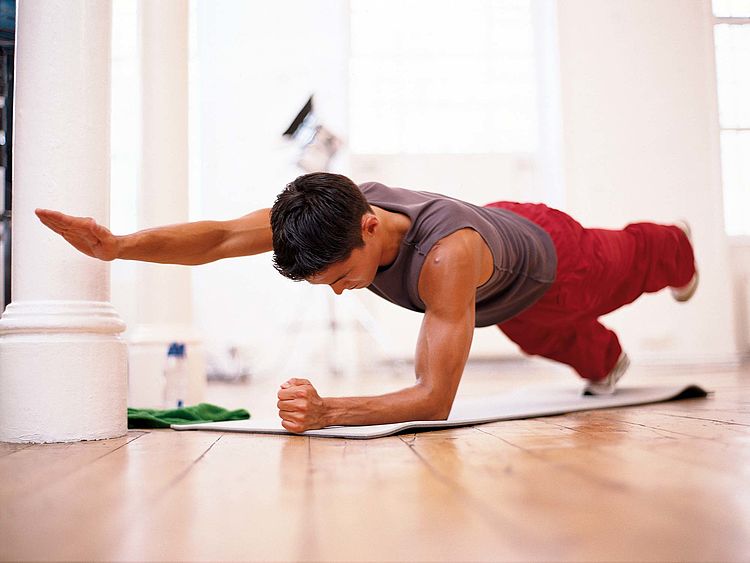 Mann auf einer Gymnastikmatte macht Pilatesübungen. - Bildnachweis: © wdv / Jan Lauer Mann auf einer Gymnastikmatte macht Pilatesübungen.