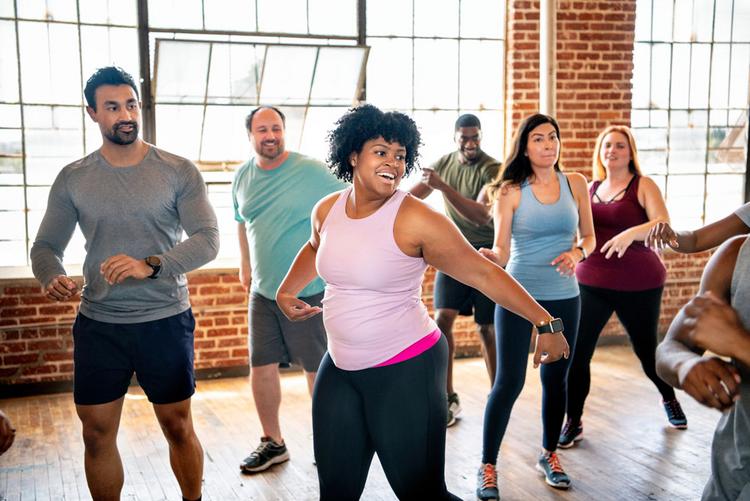 Bildnachweis: © stock.adobe.com / rawpixel.com Zumba Kurs in einem Fitnessstudio