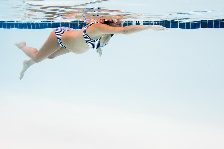 Bildnachweis: © istockphoto.com / becon Schwangere schwimmt