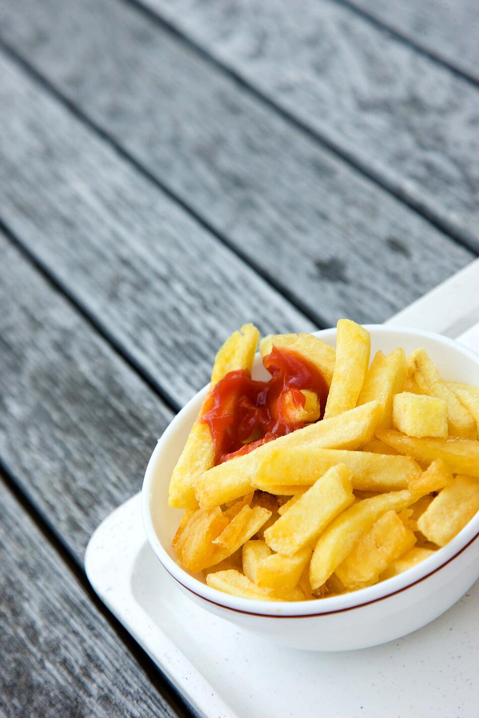 Schüssel Pommes Frites mit Ketchup.