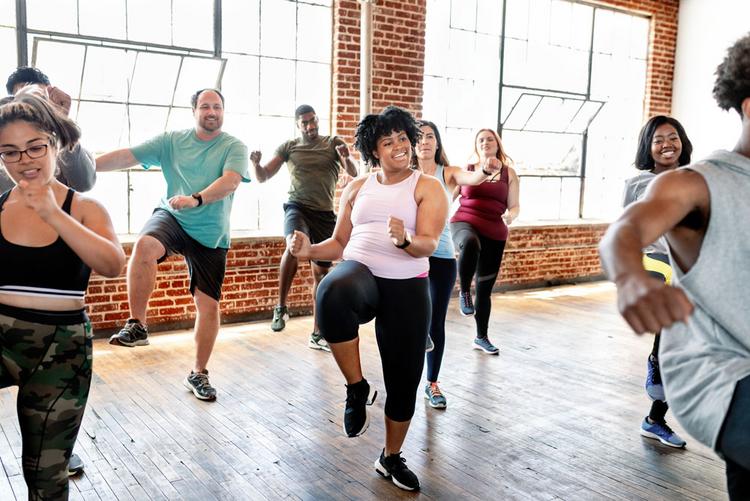 Bildnachweis: © stock.adobe.com / rawpixel.com Zumba Kurs in einem Fitnessstudio