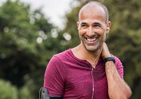 Mann ist geschwitzt vom Joggen