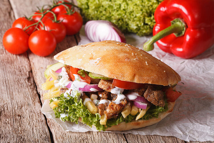 Döner Kebap mit Kirschtomaten und Tsatsiki.