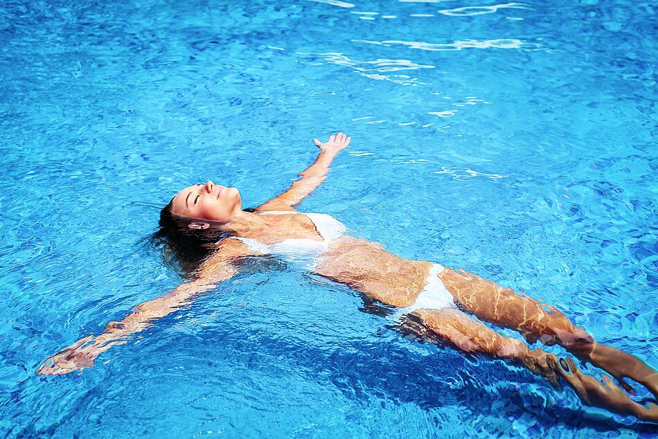 Frau liegt im Wasser auf dem Rücken - Bildnachweis: © istockphoto.com / Anna_Om Frau liegt im Wasser auf dem Rücken