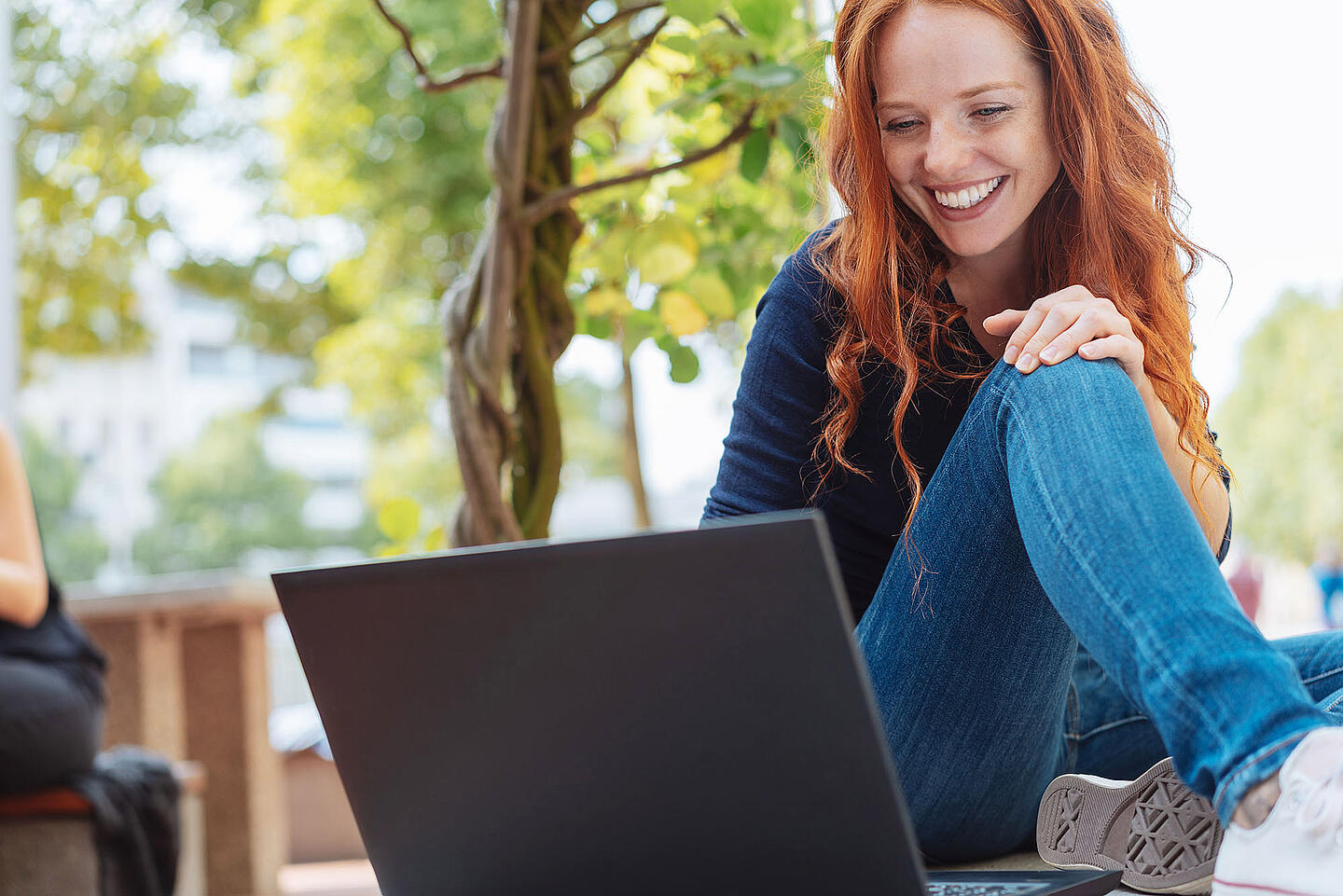 Frau mit Laptop im Park