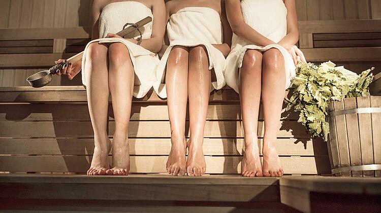 Drei Frauen in der Sauna