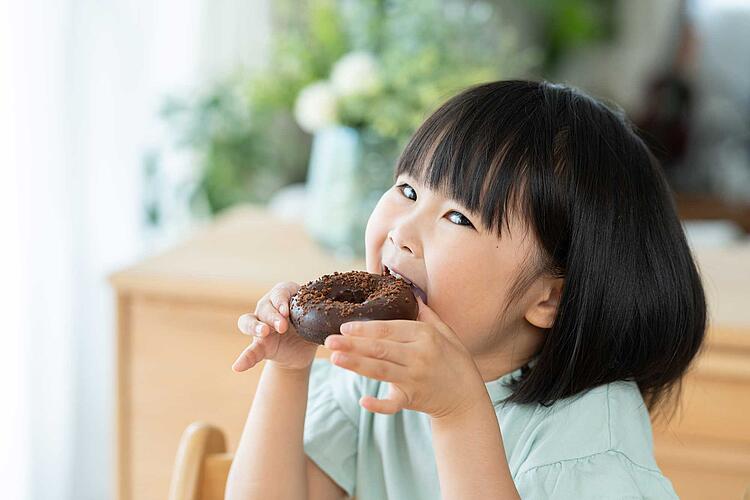 Mädchen isst einen Donut