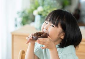 Mädchen isst einen Donut
