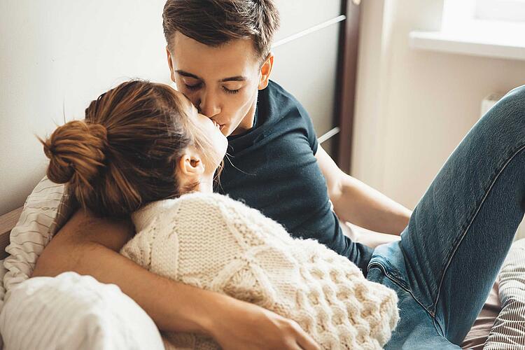 Bildnachweis: © istockphoto.com / Strelciuc Dumitru Junges Paar küsst sich.