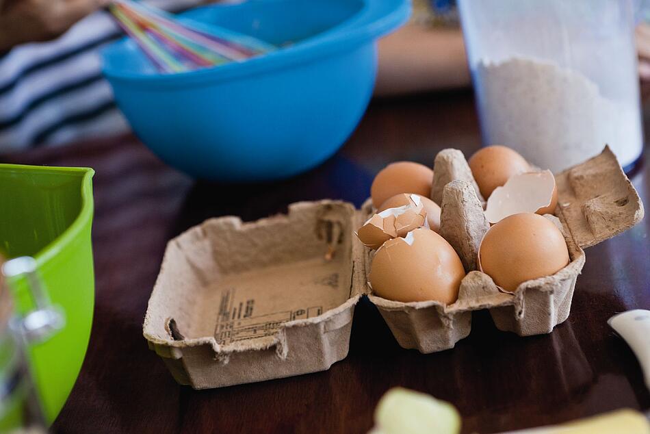 Eier im Eierkarton auf der Arbeitsplatte in der Küche.
