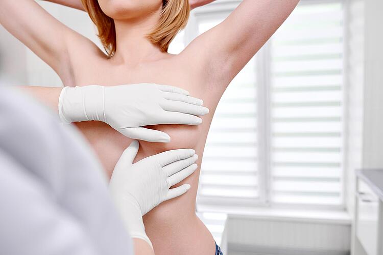 Bildnachweis: © istockphoto.com / SerhiiBobyk Ärztin tastet die Brust einer Frau ab