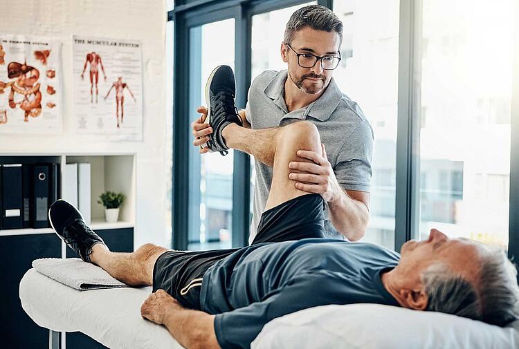 Leben mit Arthrose: Therapie und Tipps für den Alltag