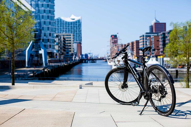 Fahrrad steht in Hamburg am Wasser